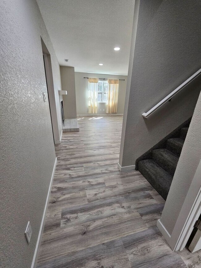 Building Photo - **MOVE IN SPECIAL** $750 OFF FIRST MONTH'S...