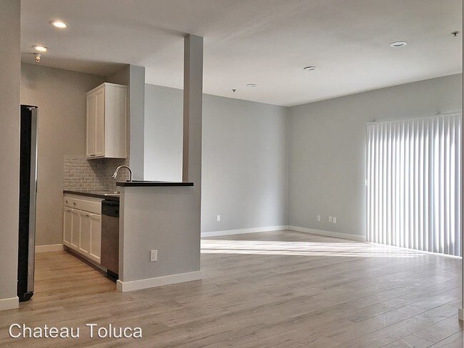 Building Photo - 10650 Moorpark St