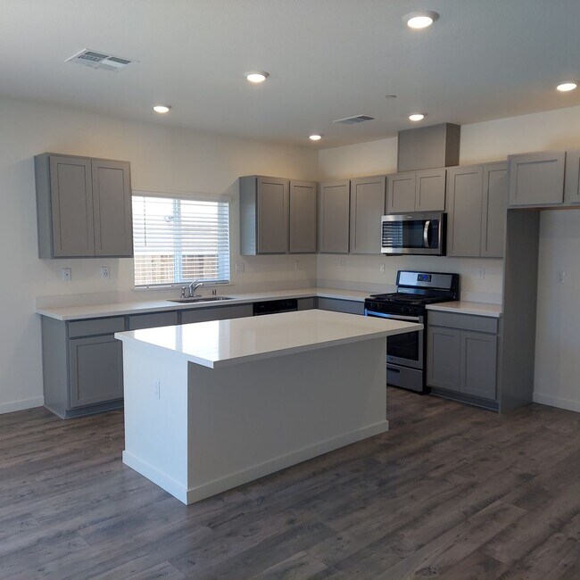 Foto del edificio - Newer 4 Bedroom, 2.5 bath home in West Roseville/DR Horton Built!