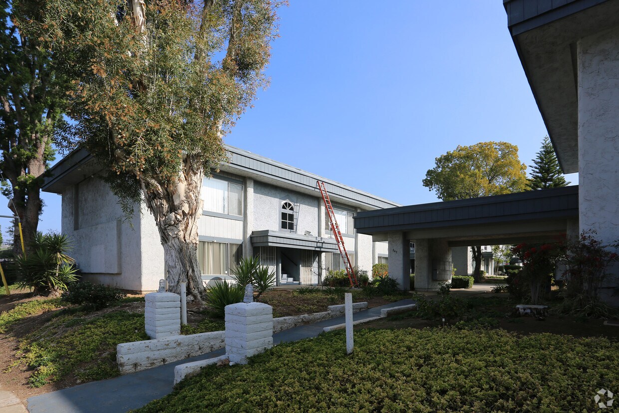 Primary Photo - Broadway Apartments II