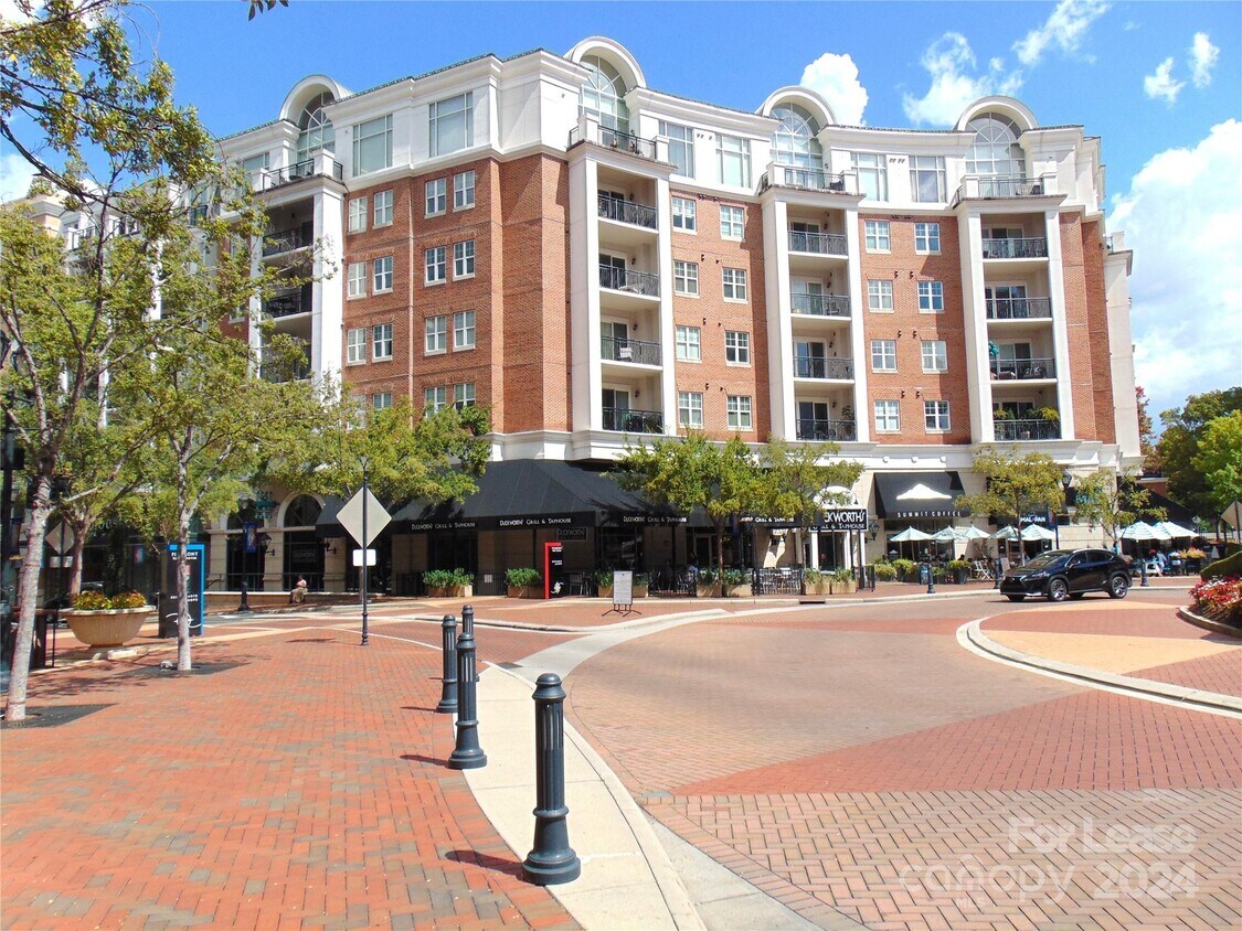 Foto principal - 4625 Piedmont Row Dr