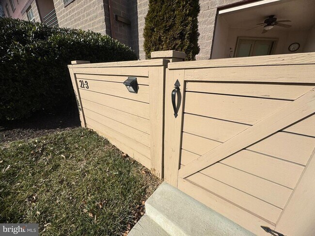 Foto del edificio - 102 Mercer Ct