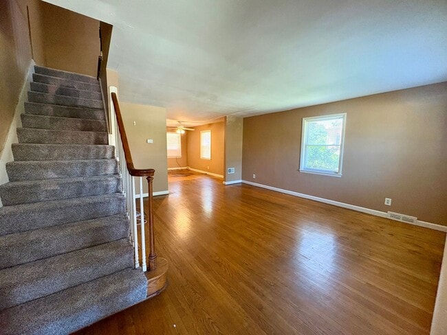 Building Photo - 3 Bedroom Apartment Available in Harrisburg!