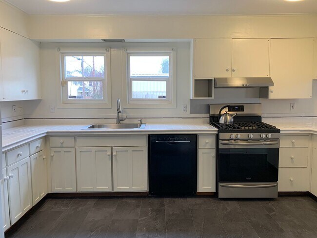 Foto del edificio - Stately Beauty with 3BR 1.5BA