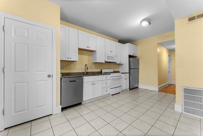 Building Photo - 573 Washington St