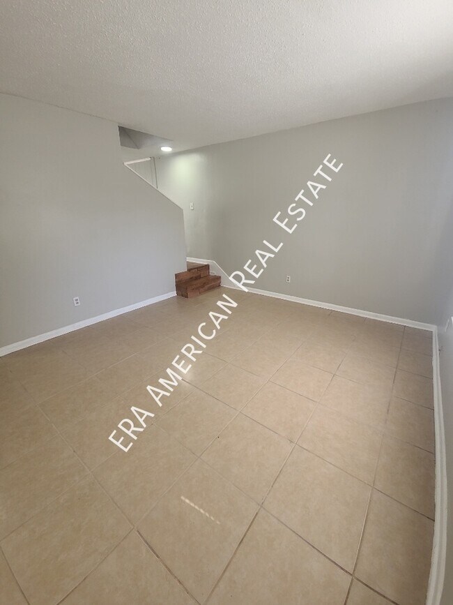 Building Photo - Spacious 3 Bedroom Townhome!