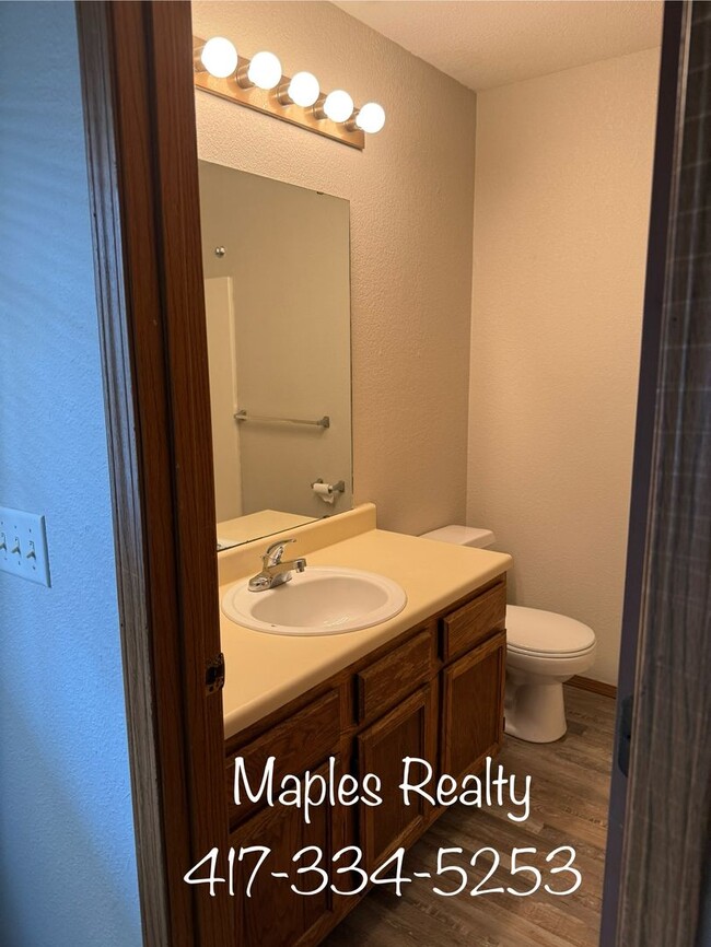 Building Photo - King Suite with Kitchenette!