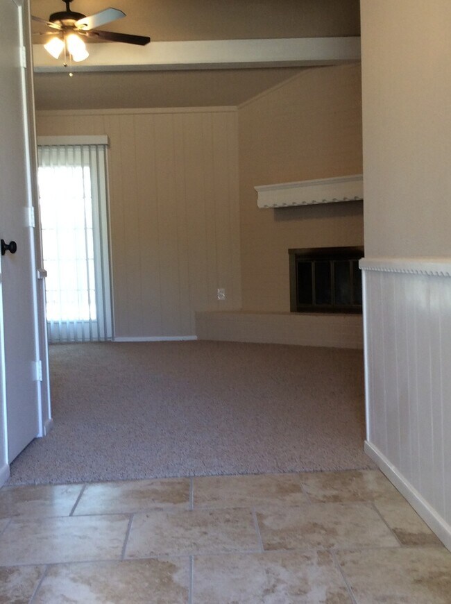 Building Photo - Great Southwest Location! Available Now!