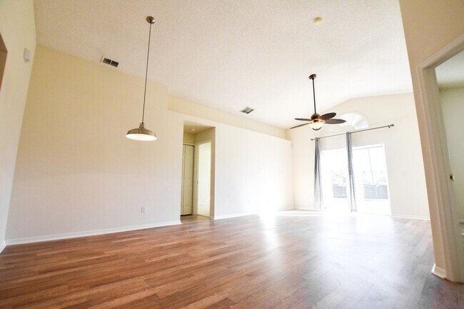 Building Photo - 10424 Sun Villa Blvd