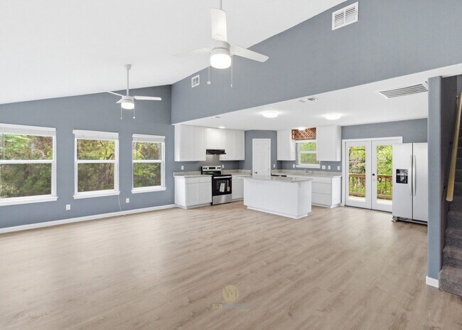 Building Photo - 3-bedroom, 2-bath home nestled in the Rolling Hills subdivision in Canyon Lake