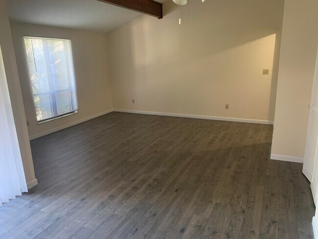 Building Photo - 451 Westwood Dr