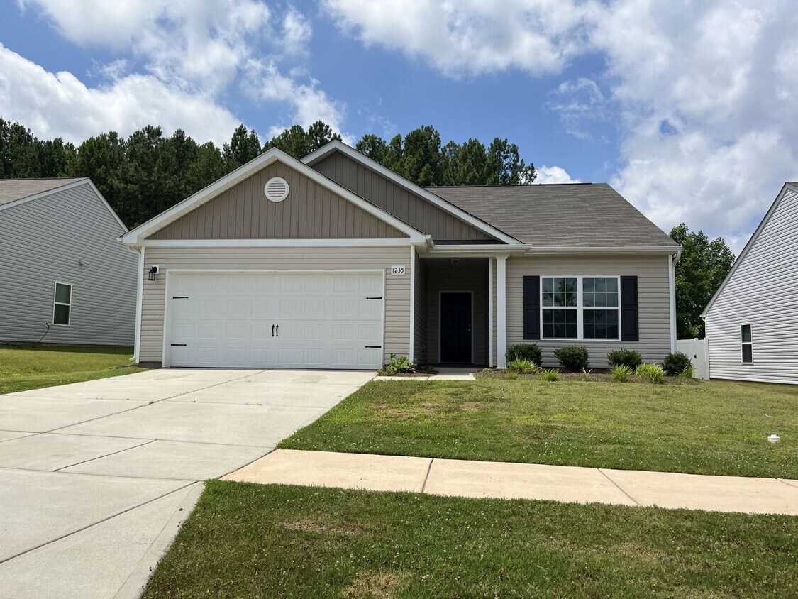 Foto principal - Newer 3 Bed Ranch home in East Charlotte