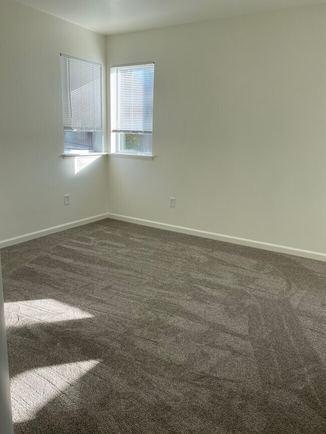 Building Photo - 3812 Beach Dr SW