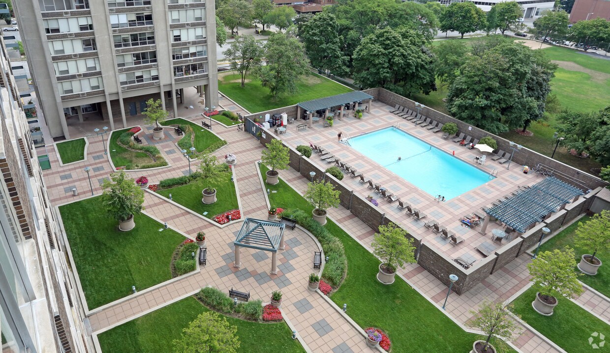 Juneau Village TowersSPECIALS Apartments Milwaukee, WI