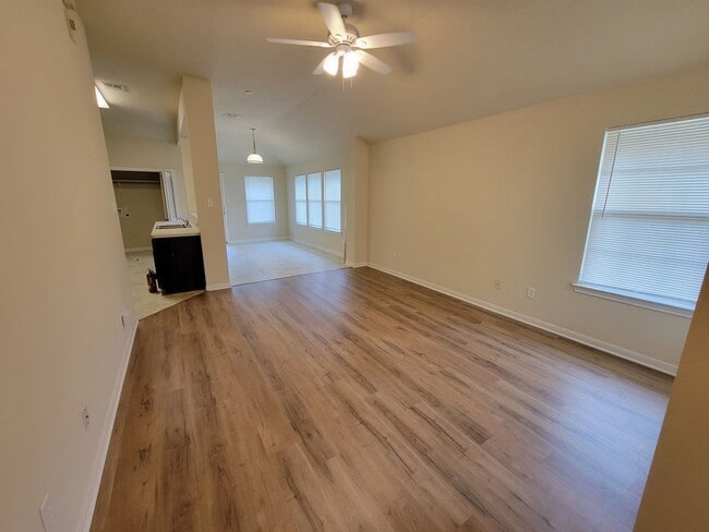 Building Photo - College Station -3 Bedroom / 2 Bath house ...