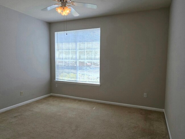 Foto del edificio - 9005 Lee Vista Blvd