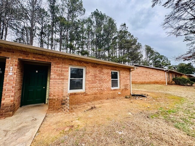 Building Photo - Freshly Remodeled & Move-In Ready!