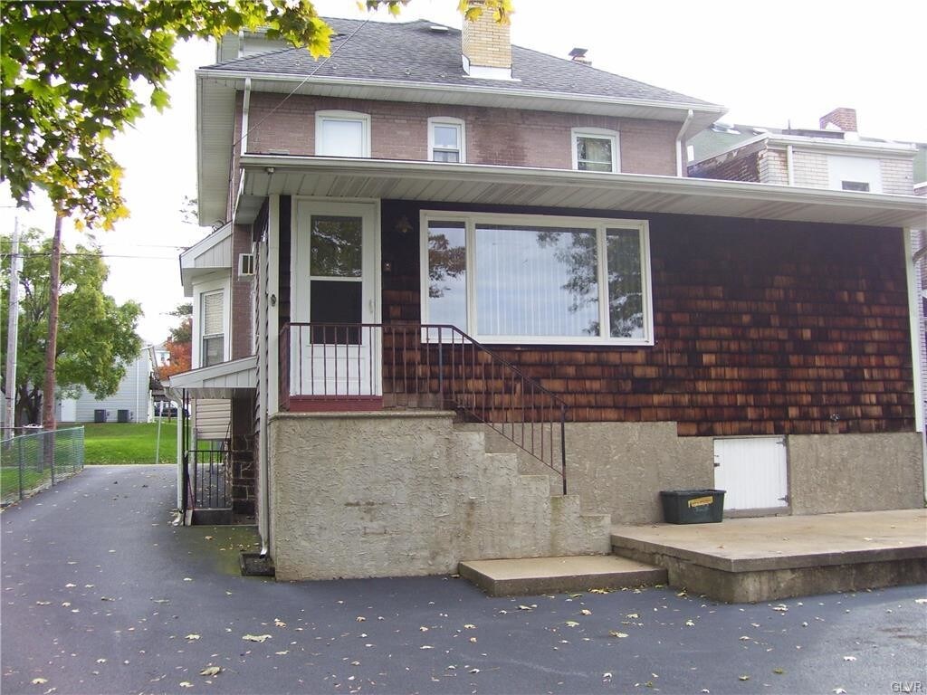 Primary Photo - 220 Main St