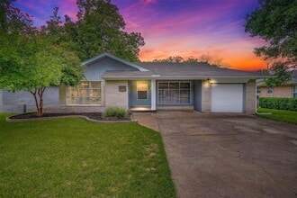 Building Photo - 10008 San Lorenzo Dr