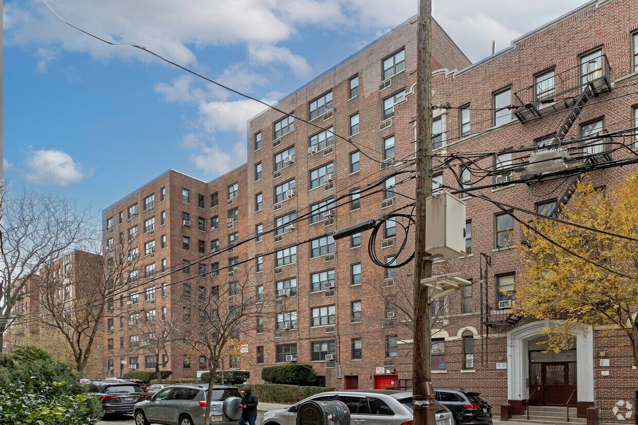 Foto principal - 2835 Webb Ave