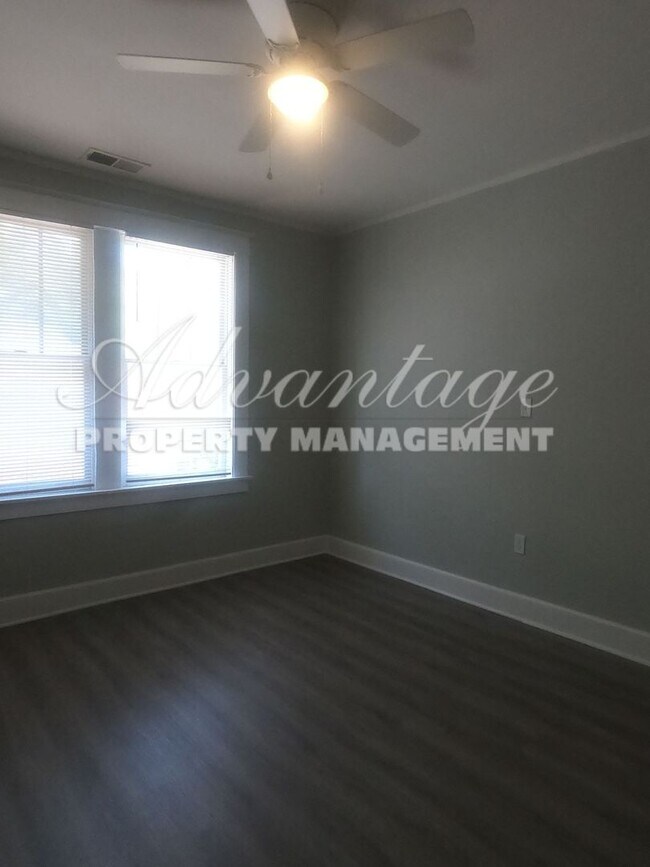 Foto del edificio - Schedule today to see this Midtown Apartme...