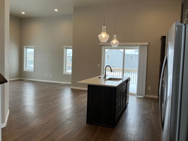 Building Photo - 4 Bed 2.5 Bath Single Family Home