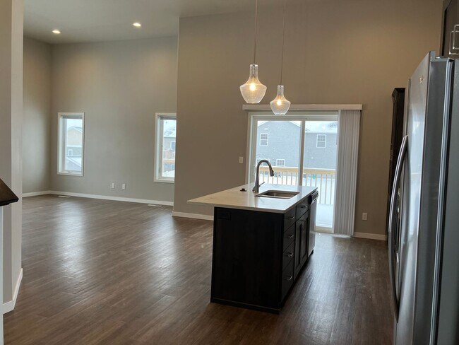 Building Photo - 4 bed 2.5 bath
