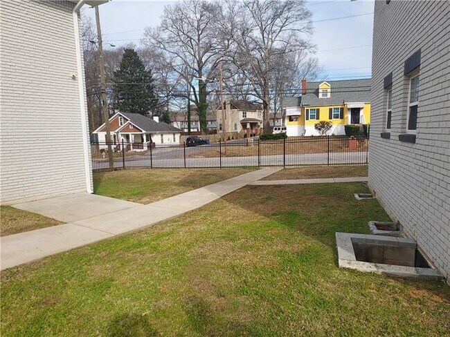 Building Photo - 1818 Vesta Ave
