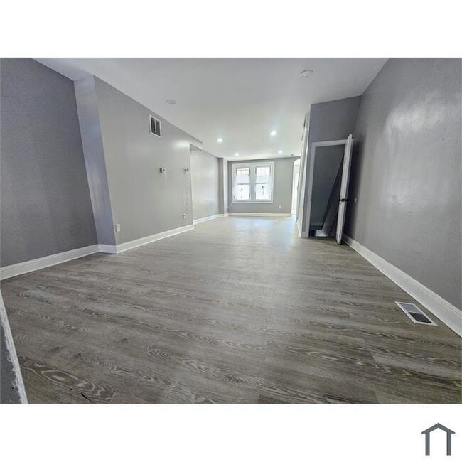 Building Photo - 3 Bedroom 2 Bathrooms