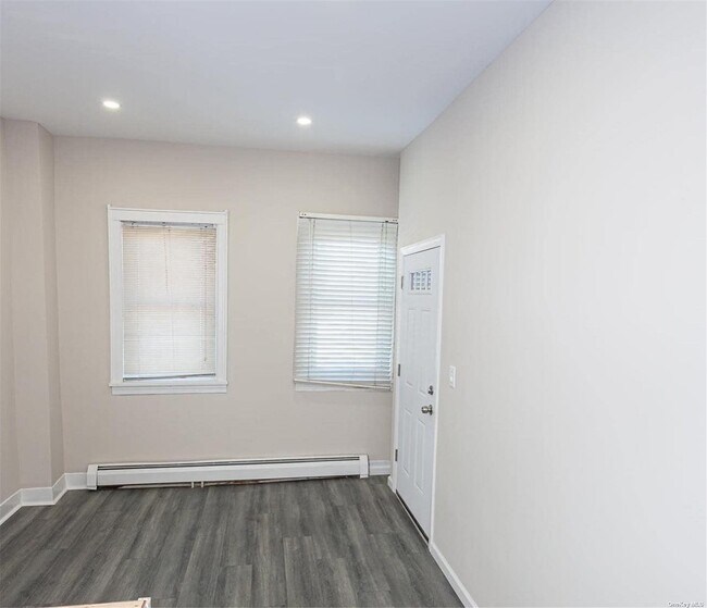 Foto del edificio - 61-38 164th St