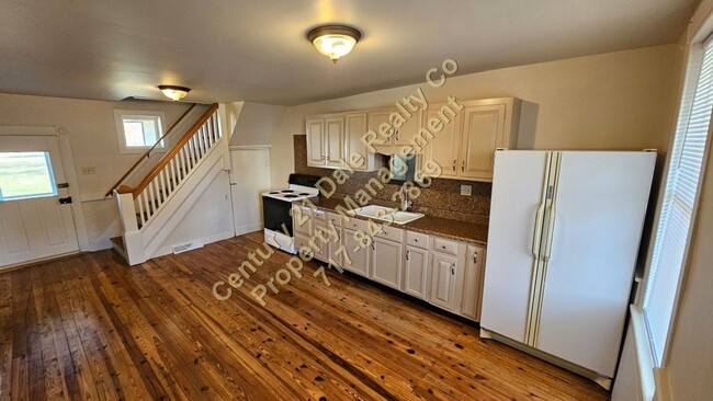 Building Photo - Lovely 2 BR 1900 sq ft Home in Jefferson PA