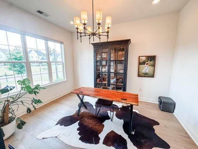 Foto del edificio - 621 Covington Walk Ln S