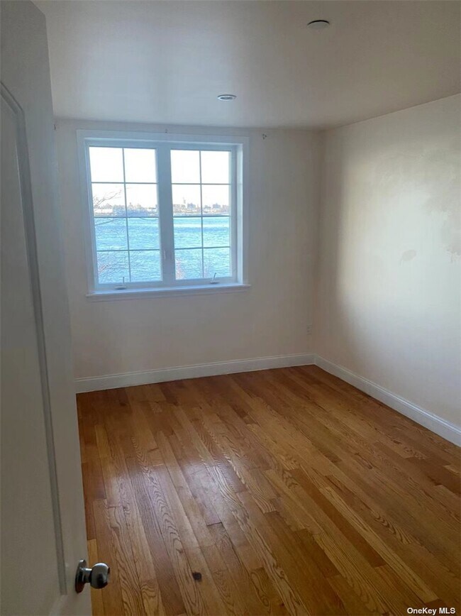 Foto del edificio - 120-45 Sunrise Ct