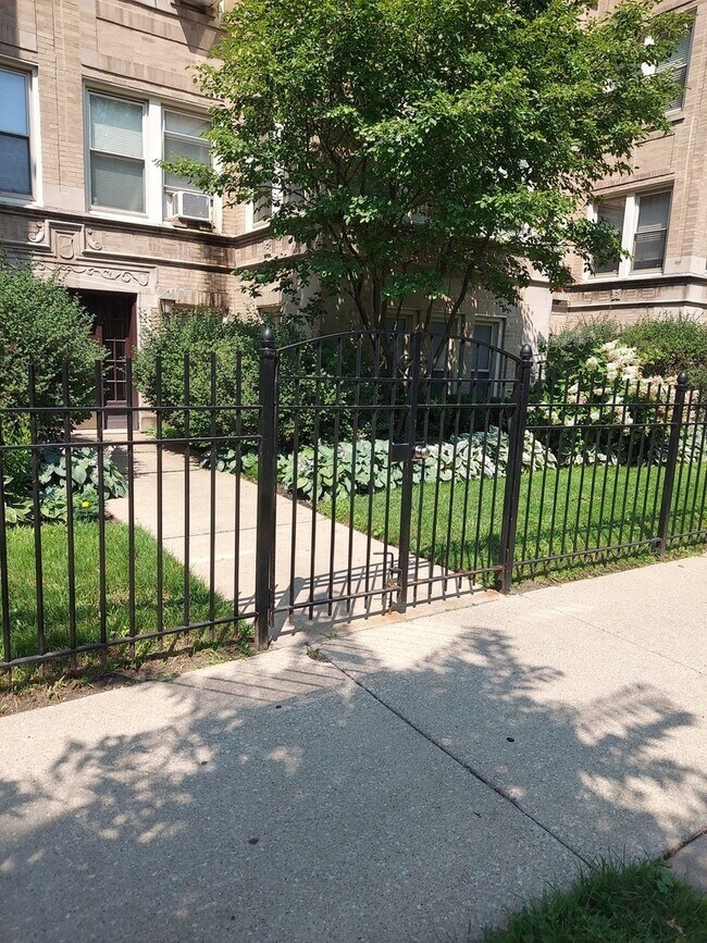 Building Photo - 6856 S Oglesby Ave