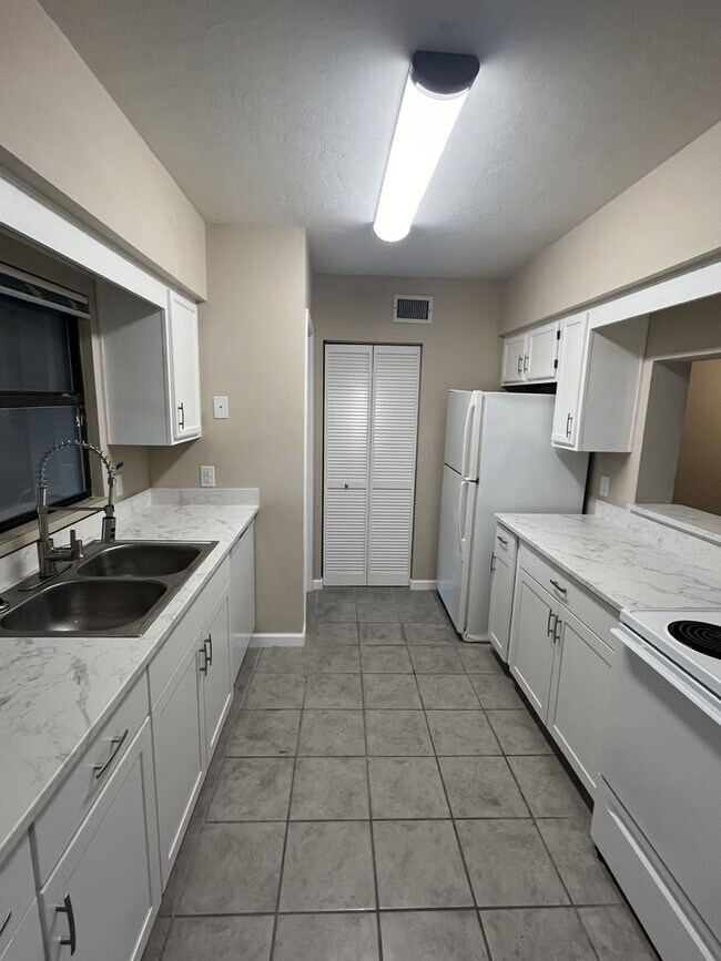 Foto del edificio - Updated 2BR/2.5BA Townhome w/ Office + Gar...