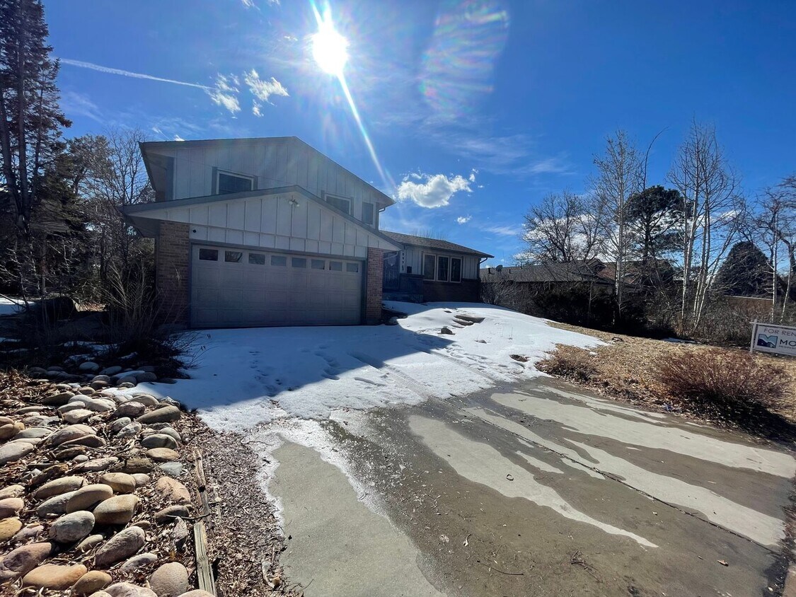 Primary Photo - $0 DEPOSIT OPTION. TRI-LEVEL AURORA HOME W...