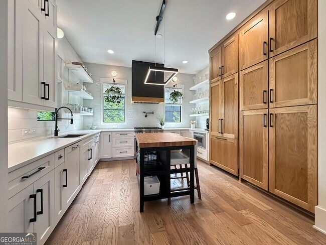 Building Photo - 300 Mado Ln