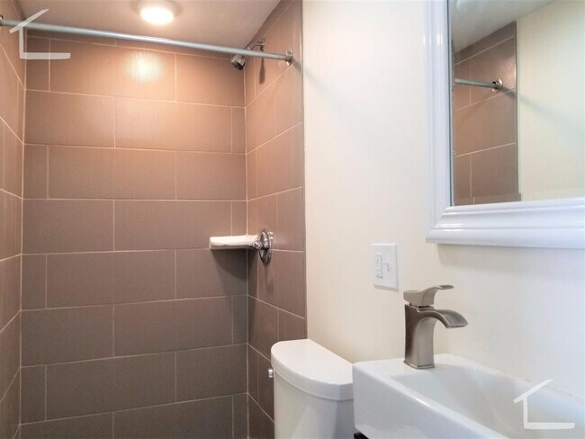 Foto del edificio - Nicely renovated 4 bed unit near the Commuter Rail!