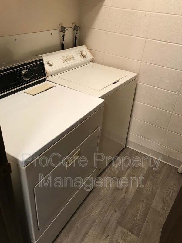 Building Photo - 947 Maple St