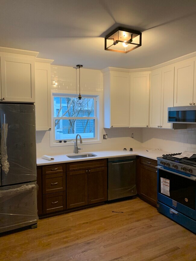 Building Photo - 158 Crestwood Ave