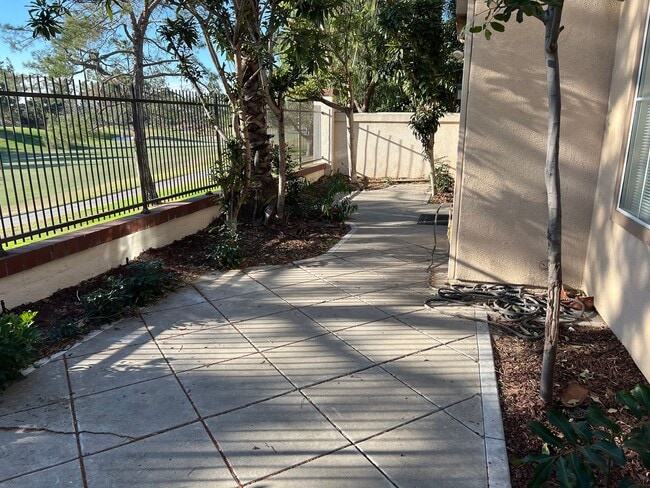 Building Photo - Charming Tustin Ranch Home in Gated Community on Golf Course!