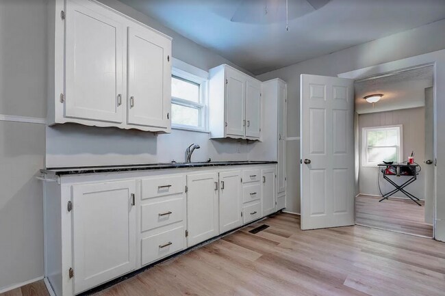 Foto del edificio - 2 bedroom 1 bath Bungalow at a great price!