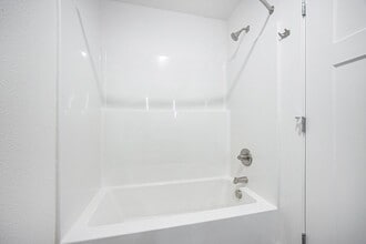 Building Photo - Byron Lakes Apartments