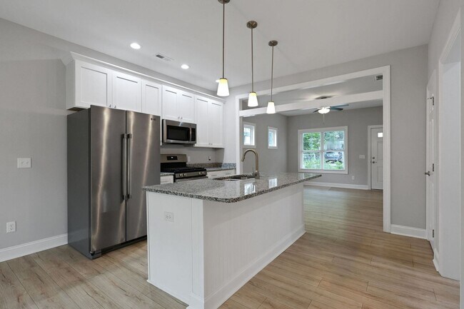 Building Photo - Spacious 3BR House in Wilmington - Newer C...