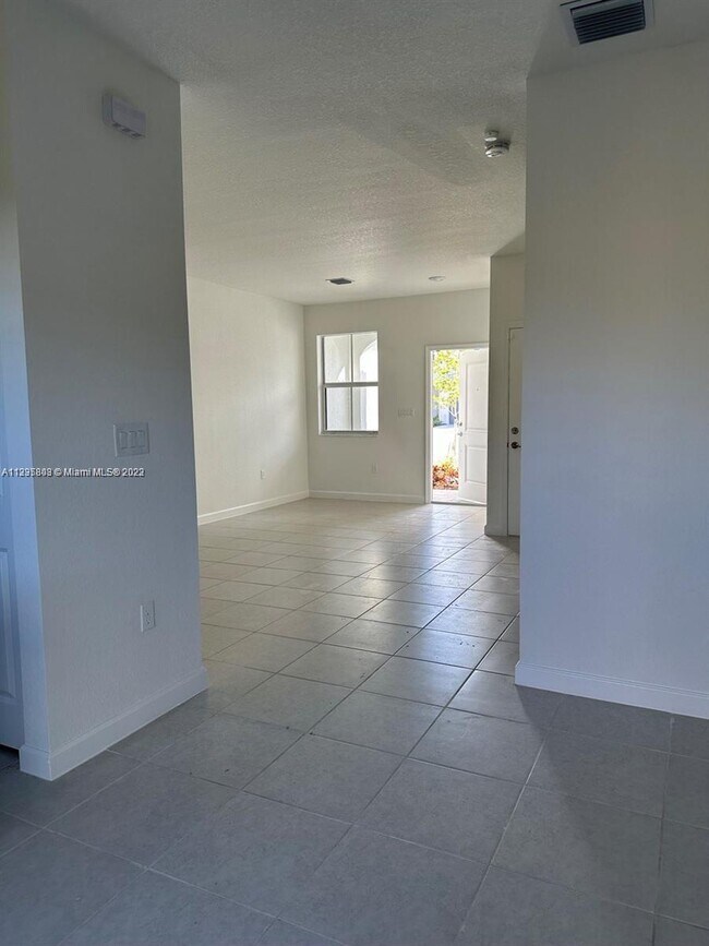 Foto del edificio - 2667 SE 10th St