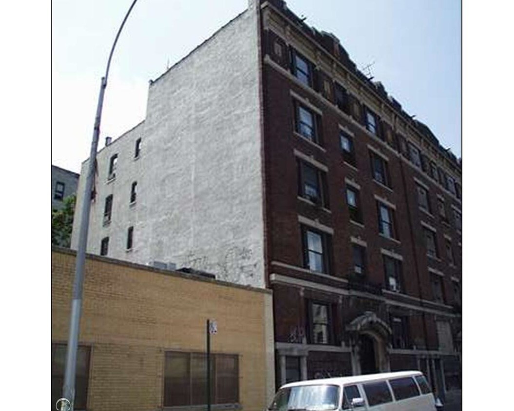 Building Photo - 228 E Tremont
