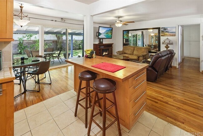 Vista de la sala de estar 2 - 6565 Vicky Ave