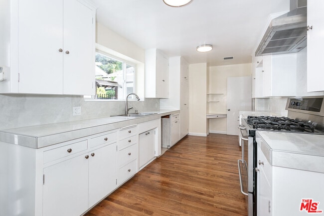 Building Photo - 1129 Roscomare Rd