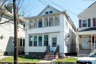 Building Photo - 515 Main St