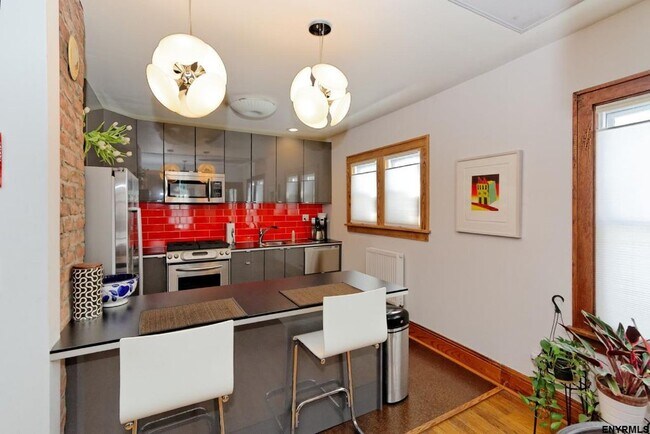 Foto del edificio - 42 Pinewood Ave